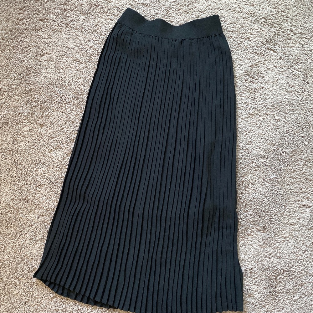 BLACK STRAIGHT PLEATED SKIRT